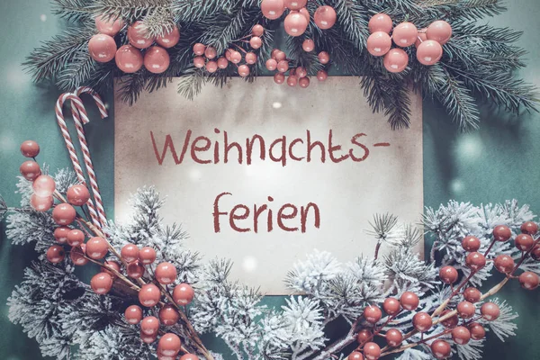 Рождественская гирлянда, отделение елки, Weihnachtsferien означает рождественские праздники — стоковое фото