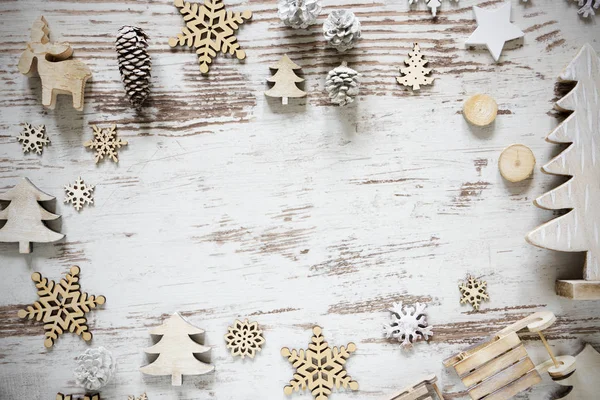 Leigos planos com decoração de Natal, espaço de cópia, fundo de madeira — Fotografia de Stock