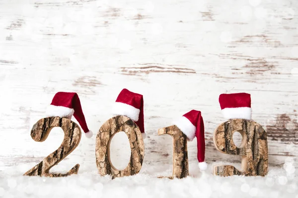Trä brev byggnad 2019, röda jultomten hatt, snö — Stockfoto