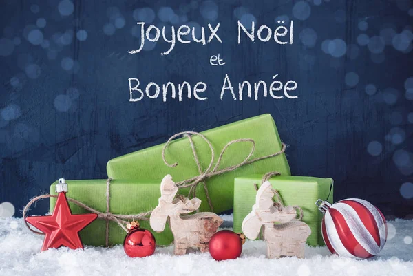 Πράσινο χριστουγεννιάτικο δώρα, χιόνι, Bonne Annee σημαίνει ευτυχισμένο το νέο έτος — Φωτογραφία Αρχείου