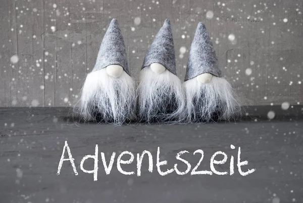 Gnomos, Cemento, Copos de nieve, Adventszeit significa Temporada de Adviento — Foto de Stock