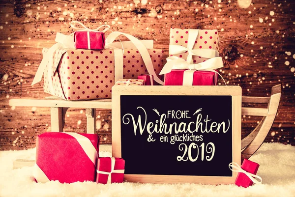 Έλκηθρο με δώρα, καλλιγραφία Glueckliches 2019 σημαίνει ευτυχισμένο το 2019 — Φωτογραφία Αρχείου