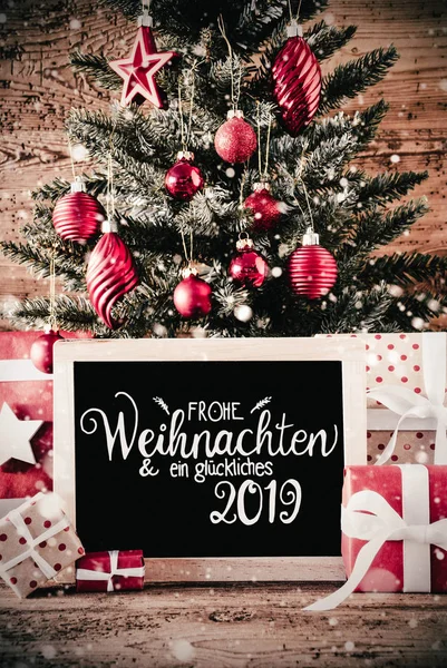 Κάθετη Tree, δώρα, καλλιγραφία Glueckliches 2019 σημαίνει ευτυχισμένη 2019 — Φωτογραφία Αρχείου