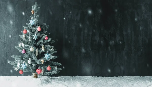 Kleurrijke versierde boom, kopie ruimte voor reclame, sneeuwvlokken — Stockfoto