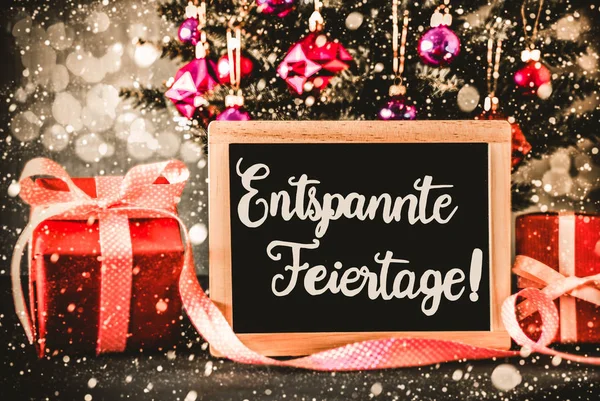 Albero luminoso, regali, calligrafia Entspannte Feiertage significa Buon Natale — Foto Stock