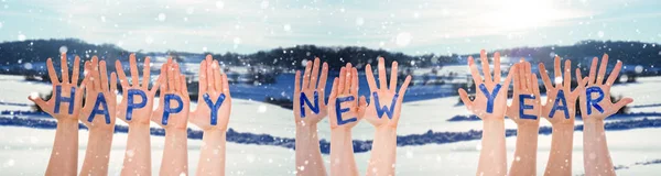 Molte mani che costruiscono felice anno nuovo, scenario invernale come sfondo — Foto Stock
