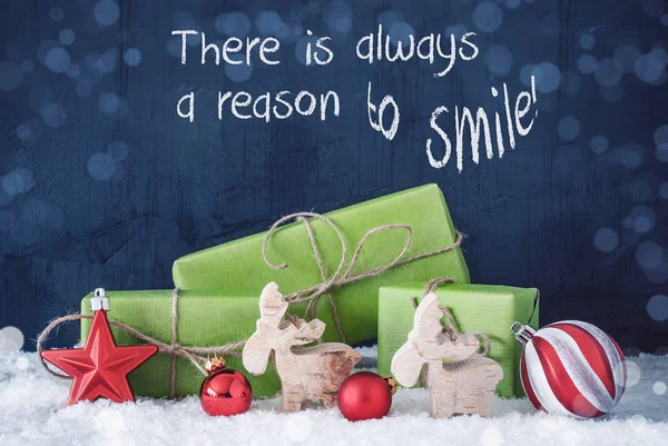Zöld karácsonyi ajándékok, hó, idézet mindig oka a mosoly — Stock Fotó