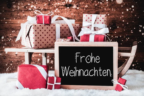 Schlitten mit Geschenken, Kalligrafie frohe Weihnachten bedeutet frohe Weihnachten — Stockfoto