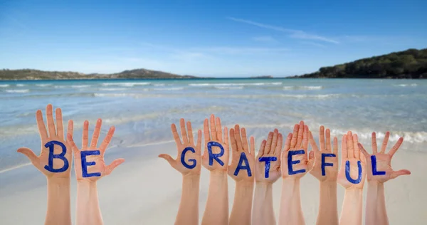 Багато рук будівлю слово бути вдячні, пляж і океан — стокове фото
