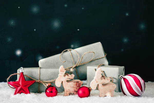 Decoração vermelha, espaço de cópia para propaganda, flocos de neve — Fotografia de Stock