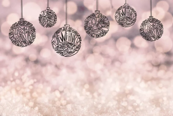 Рождественский шар украшение, копировать пространство, светло-фиолетовый фон, снег — стоковое фото