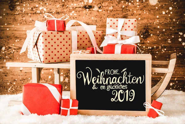 Έλκηθρο με δώρα, καλλιγραφία Glueckliches 2019 σημαίνει ευτυχισμένο το 2019, χιόνι — Φωτογραφία Αρχείου