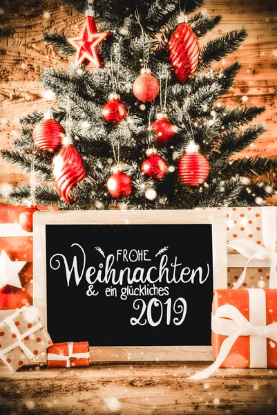 Κάθετη δέντρο, φωτεινά δώρα, καλλιγραφία Glueckliches 2019 σημαίνει ευτυχισμένη 2019 — Φωτογραφία Αρχείου