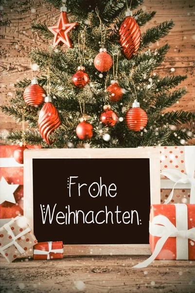 Pionowe drzewa, prezenty, kaligrafia Frohe Weihnachten oznacza Wesołych Świąt — Zdjęcie stockowe