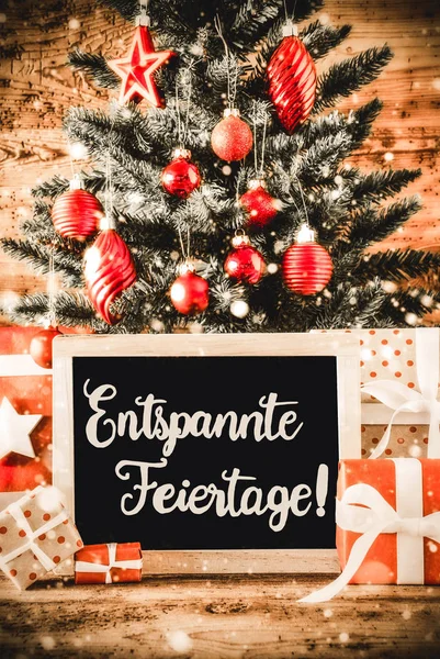 Lodret Træ, Gaver, Kalligrafi Entspannte Feiertage betyder glædelig jul - Stock-foto