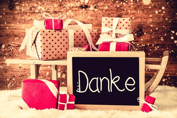 Сани с подарками, каллиграфия Danke Means Thank You — стоковое фото