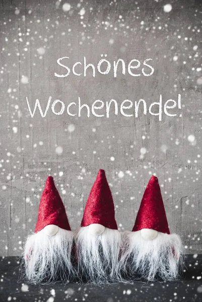 Trzy czerwone gnomy, płatki śniegu, Schoenes Wochenende oznacza szczęśliwy Weekend — Zdjęcie stockowe