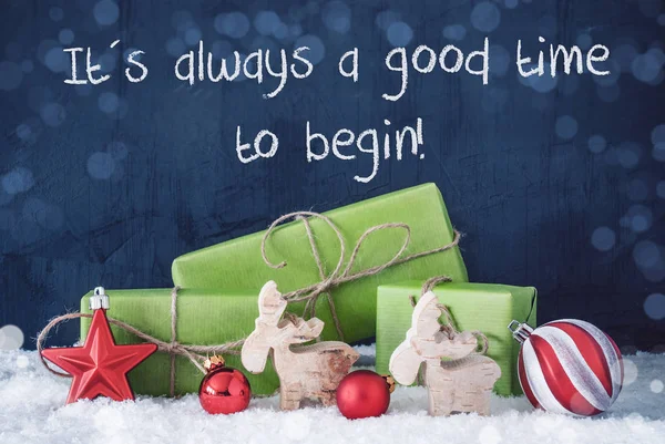 Zöld karácsonyi ajándékok, hó, idézet mindig időben kezdődik — Stock Fotó