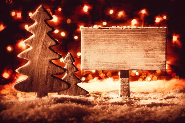 标志, 圣诞树, 雪, 复制空间, 与灯光的夜晚 — 图库照片