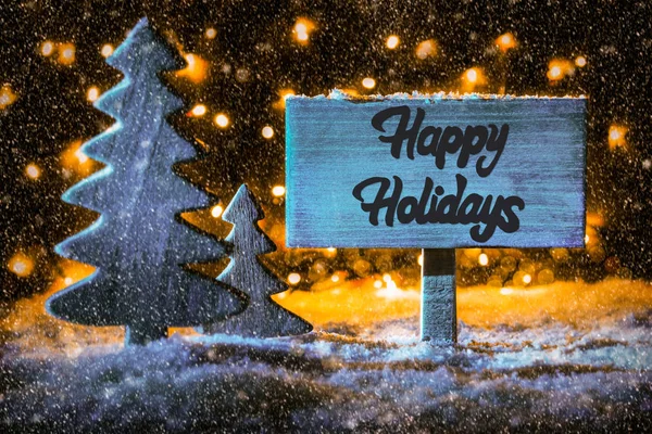 Drewniany znak, drzewa, śnieg, kaligrafia Wesołych Świąt, płatki śniegu — Zdjęcie stockowe