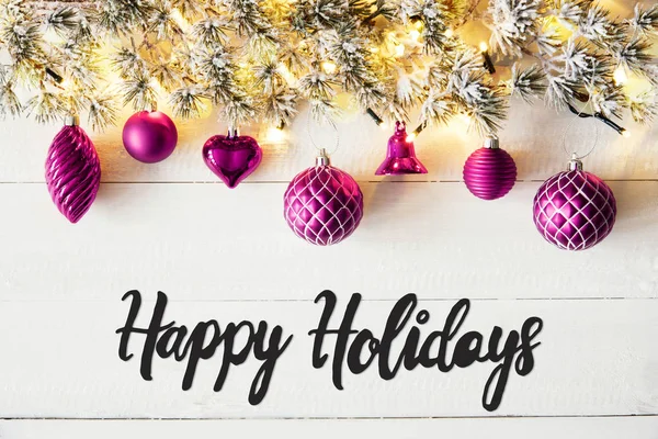 Lila bollar, kalligrafi Happy Holidays, Fairy Lights — Stockfoto