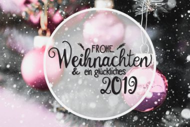 Alman hat Frohe Weihanchten Und Ein Glueckliches 2019 araçlarla neşeli Noel ve mutlu bir daire 2019. Bulanık Rose Noel topları ve kar taneleri