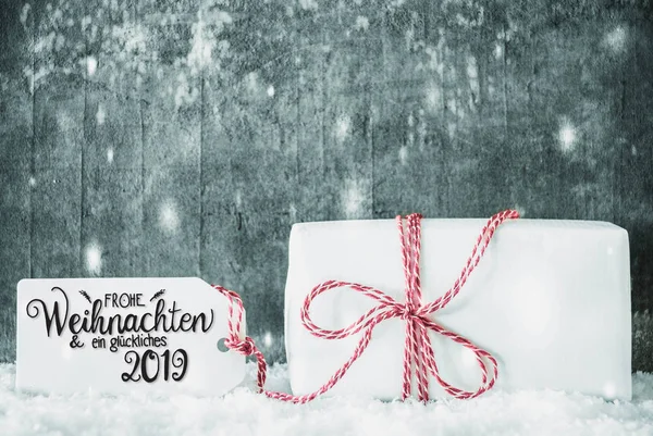 Білий подарунок, етикетки, каліграфії Glueckliches 2019 означає щасливі 2019, сніг — стокове фото