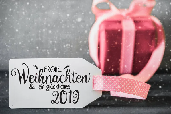 Ροζ δώρο, ετικέτα, καλλιγραφία Glueckliches 2019 σημαίνει ευτυχισμένη 2019, νιφάδες χιονιού — Φωτογραφία Αρχείου