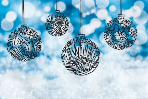 圣诞树球装饰, 蓝色背景, 雪 — 图库照片