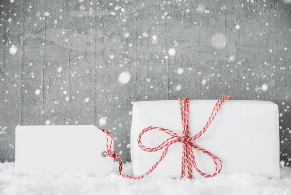 Weißes Geschenk, Etikett, Kopierraum, Schneeflocken, grungy Zement — Stockfoto