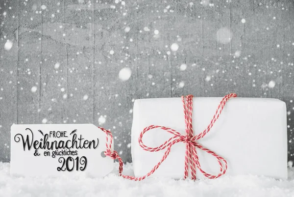 Подарунок, етикетки, каліграфії Glueckliches 2019 означає щасливі 2019, сніжинки — стокове фото