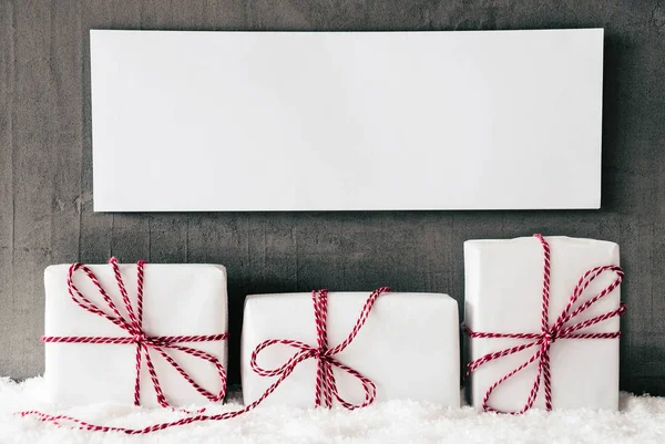 Drie witte geschenken met rood lint, teken, kopie ruimte, sneeuw — Stockfoto