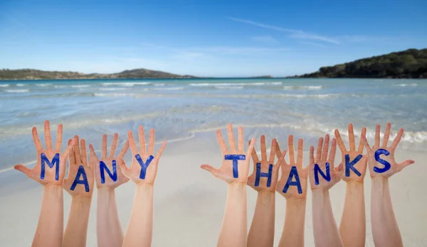 Muchas manos construyendo palabra Muchas gracias, playa y océano —  Fotos de Stock