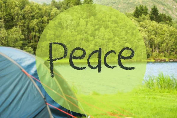 Lago Camping, Texto Paz, Noruega, Pradera de hierba verde — Foto de Stock