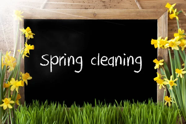 Narciso ensolarado, Chalkboard, Inglês Texto Primavera Limpeza — Fotografia de Stock