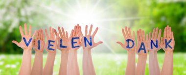 Eller bina Vielen rutubetli anlamına gelir teşekkür ederim, güneşli çimen çayır