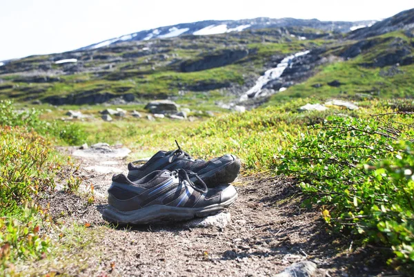 Shoes On Trekking Path In Norway, Beautiful Wilderness Scenery — Stock Photo, Image