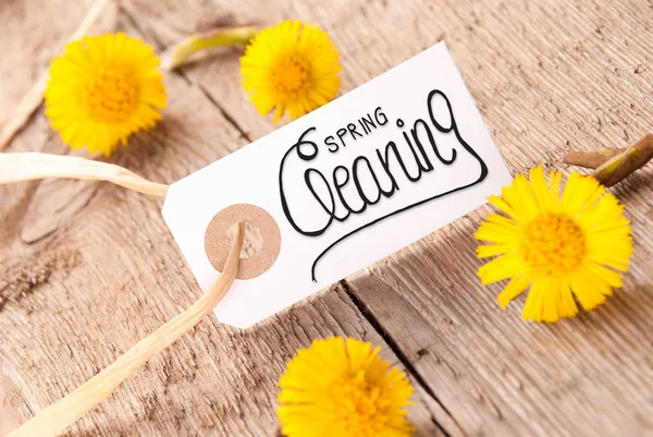 Etiqueta blanca, Diente de león, Caligrafía Limpieza de primavera, Fondo de madera —  Fotos de Stock