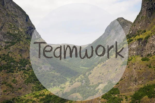 Tal und Gebirge, Norwegen, englischer Text Teamwork — Stockfoto