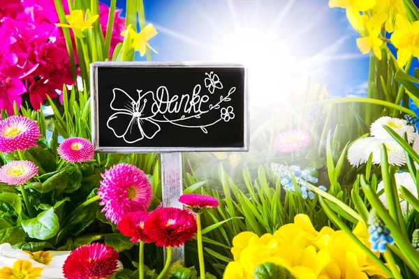 Солнечный весенний цветок, каллиграфия Danke Means Thank You — стоковое фото