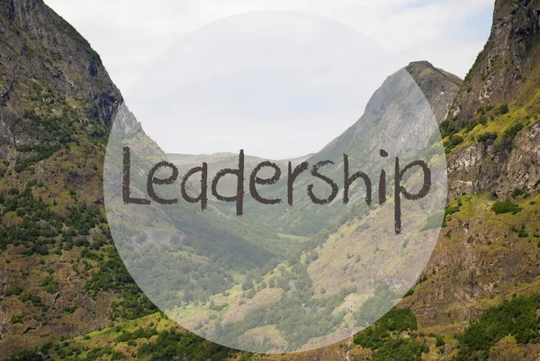 Vallei en de bergen, Noorwegen, Engelse tekst leiderschap — Stockfoto