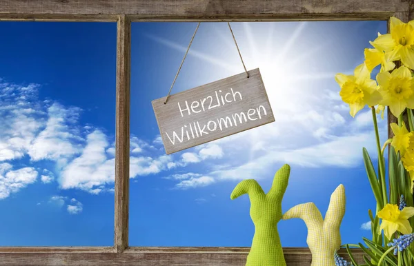 Ablak, kék ég, Herzlich Willkommen azt jelenti, Üdvözöljük — Stock Fotó