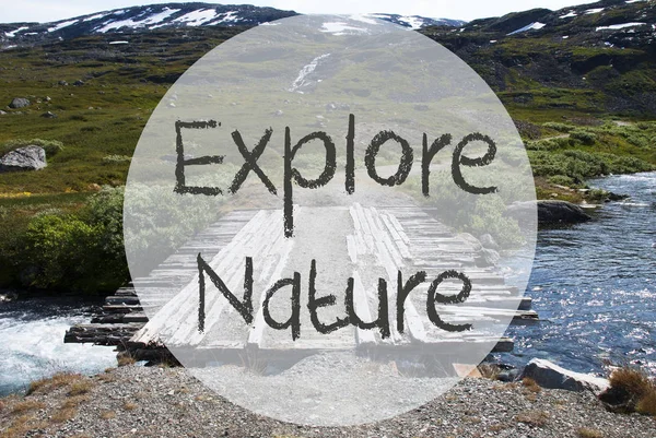 Ponte na Noruega Montanhas, Texto Explore a natureza — Fotografia de Stock
