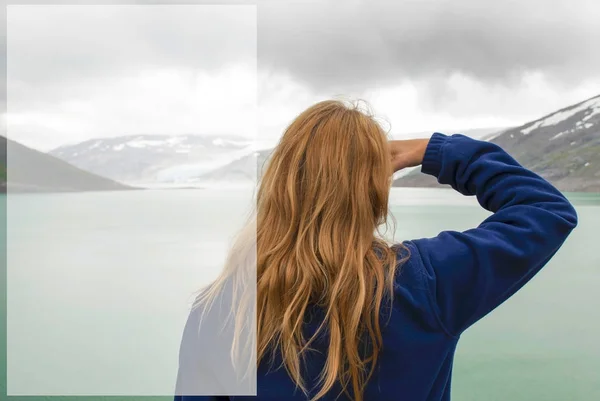 Mujer en Noruega, Copiar espacio, Lago Glaciar —  Fotos de Stock