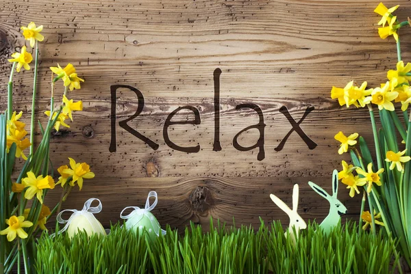 Påsk dekoration, gräs, texten Relax, Bunny, ägg — Stockfoto