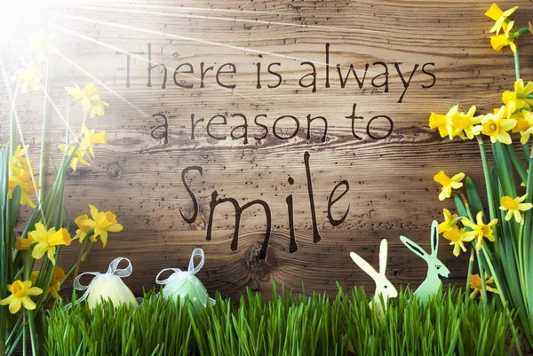 Napos húsvéti dekoráció, fű, idézet mindig oka a mosoly — Stock Fotó