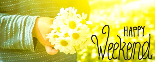 Dítě, kytice sedmikráska květ, kaligrafie Happy víkend — Stock fotografie