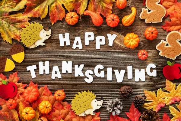 Decoração de outono colorido, Texto Feliz Ação de Graças, Fundo de madeira — Fotografia de Stock