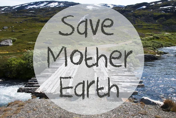 Most v norských horách, text zachránit matku zemi — Stock fotografie