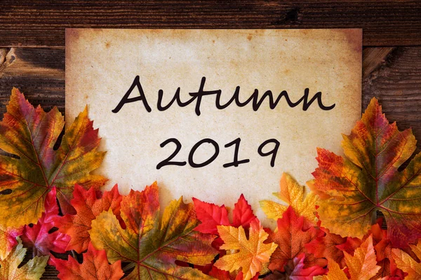 Papel velho com texto Outono 2019, decoração de folhas coloridas — Fotografia de Stock